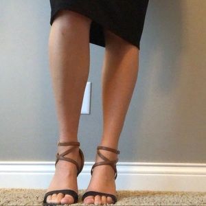 Bi-colored chunky heel with ankle strap